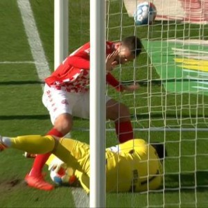 开云服务-德甲赛场出现神奇一幕：门线技术抽风，VAR纠正判罚